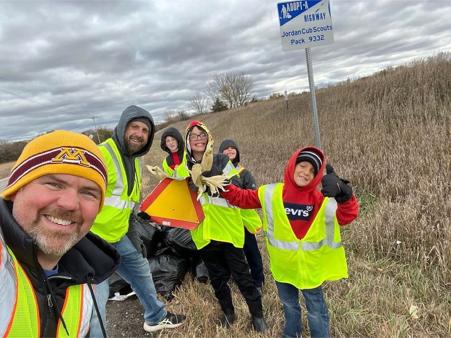 Thanks for participating in the #upstreamchallenge !Repost from @m_a_franklin•Some of our favorite ways to care for our place happen to be fun, too! Like cleaning the side of the road, and of course, leaf compression… Upstream Minnesota #UpstreamChallenge — from Instagram